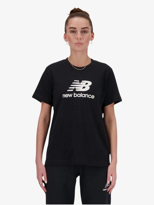 Remera New Balance Sport Essentials Jersey Logo Mujer Negro