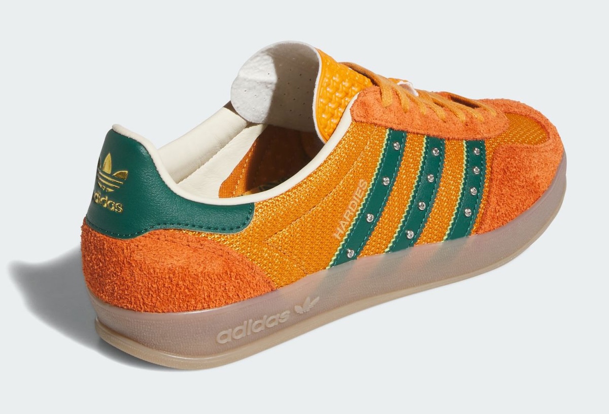 Hardies x adidas Gazelle Indoor detalle de rhinestones en las tres tiras